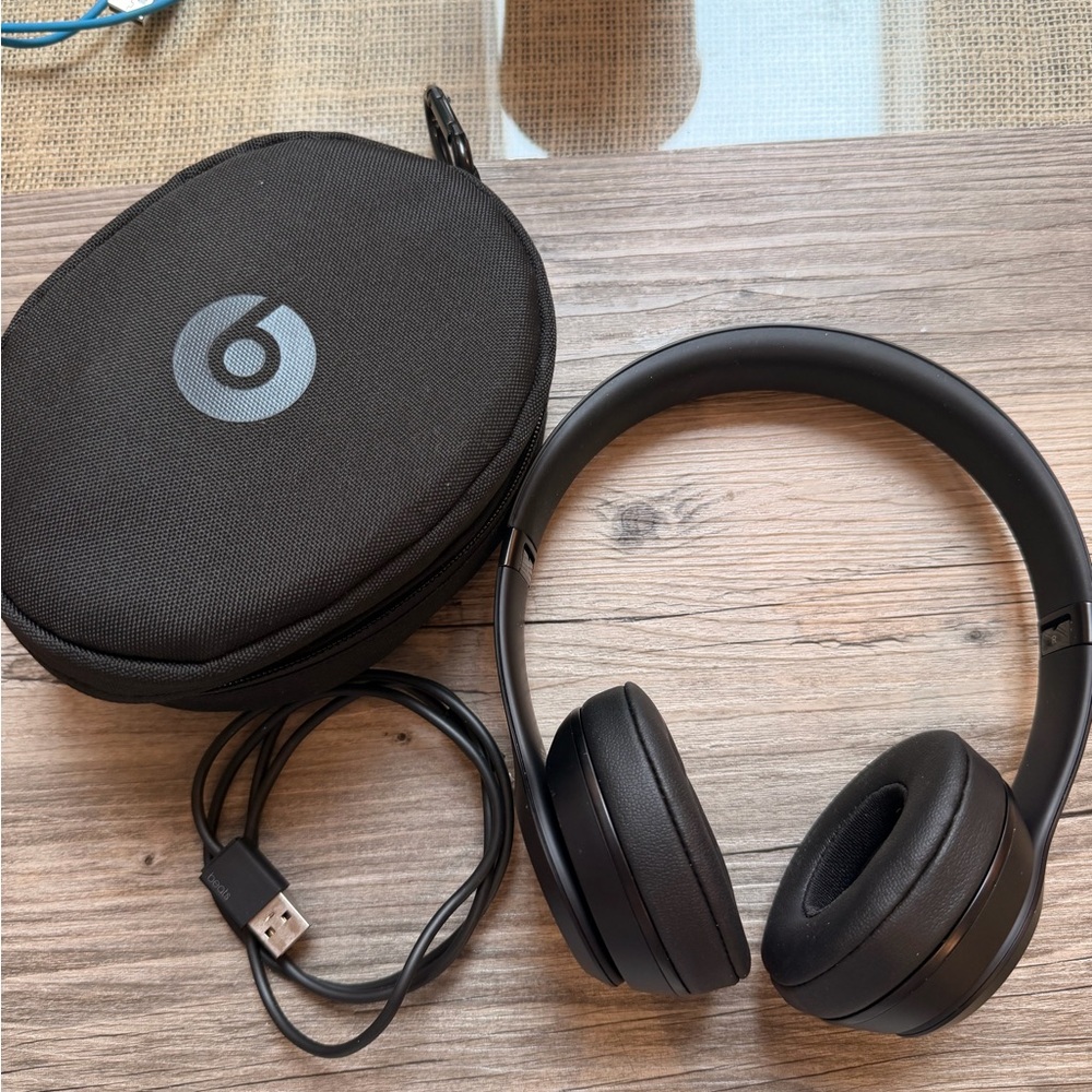 beats solo3 black with case